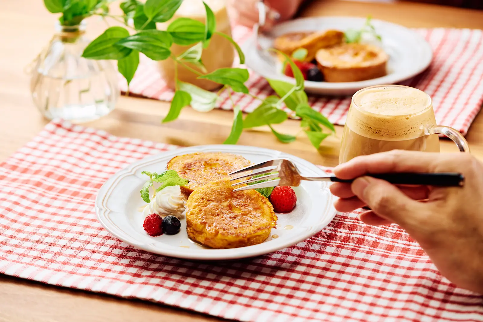 食の瞬間を伝えるスチール（食卓）
